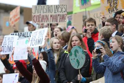 В Хельсинки на акцию против изменения климата собрались несколько тысяч участников