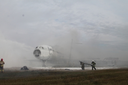 В МЧС потренировались тушить самолет за несколько часов до настоящей аварии
