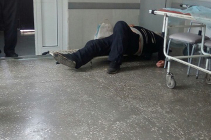 Российские медики привезли пациента на скорой и бросили на полу