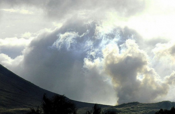 <br />
Вулкан Шивелуч на Камчатке выбросил пепел на высоту 9 км<br />
